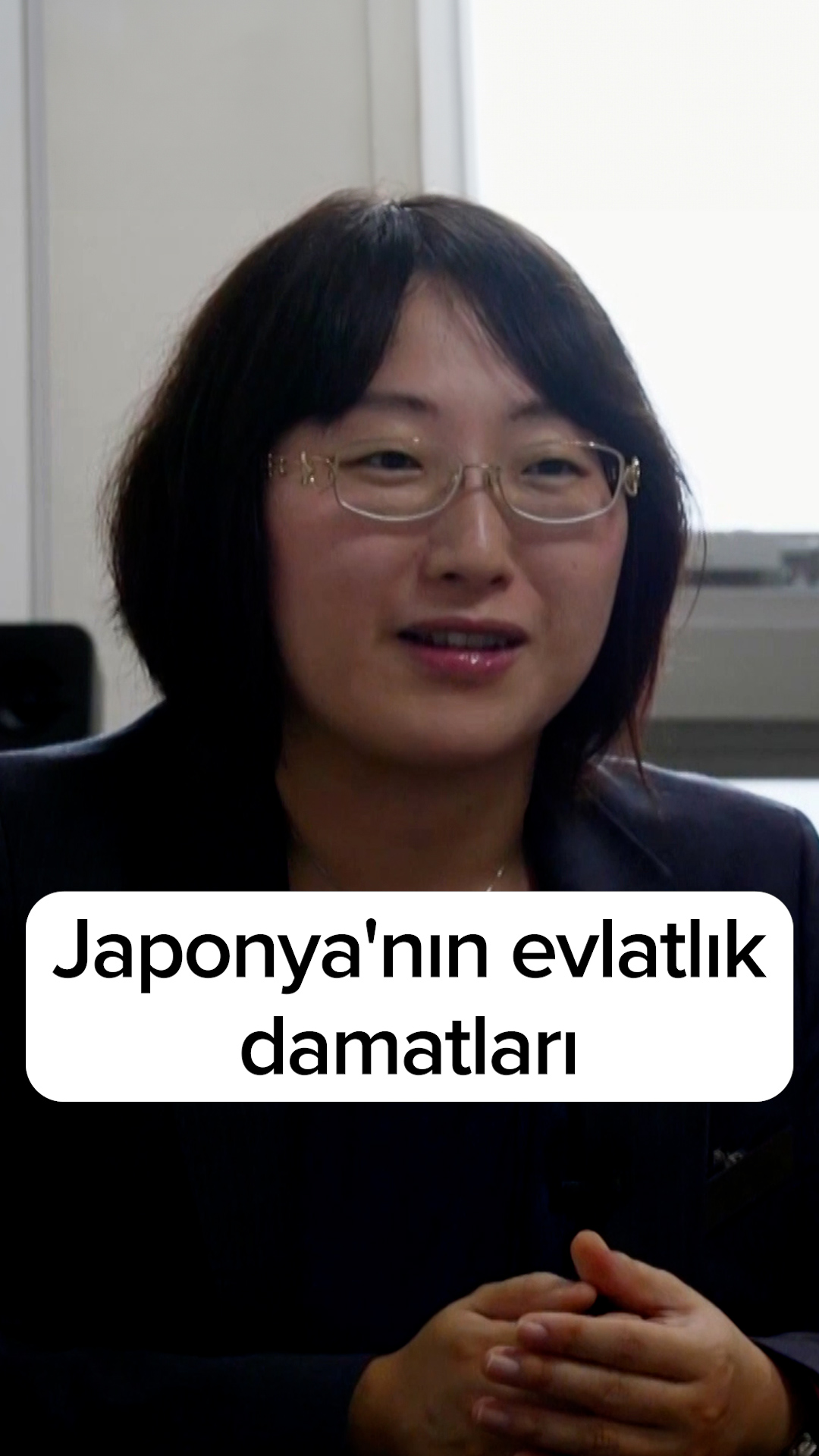 Japonya'da erkek varis bulmanın ilginç yolu! Mukoyoshi nedir? Japonya’da yetişkin erkeklerin evlat edinilmesi, yani mukoyoshi geleneği ile işletmelerin geleceği arasında nasıl bir ilişki var? Japonya’da yetişkin erkeklerin evlat edinilmesi eski bir gelenek. Ancak bunun iş dünyasında da önemli bir yeri var. Japonya’nın nüfusu yaşlanıyor. Doğum oranları da düşüyor. Bu durum, aile işletmelerinin geleceğini zorlaştırıyor. Bazı ailelerin şirketi devredecek erkek bir varisi bulunmuyor. Bu nedenle yetişkin bir erkek evlat edinebiliyorlar. Amaç, işletmenin aile içinde kalmasını sağlamak. Bu geleneğin en bilinen örneklerinden biri Suzuki. Şirket, evlat edinilmiş erkek varisler tarafından yönetilmesiyle tanınıyor. 2024’te hayatını kaybeden eski CEO Osamu Suzuki de bunlardan biriydi. Şirketi yöneten art arda dördüncü evlat edinilmiş erkekti. Ancak mukoyoshi tartışmalı bir uygulama. Çünkü bazı ailelerde kız çocukları olmasına rağmen erkek varis aranıyor. Bu da kadınların miras ve şirket yönetimindeki konumuyla ilgili eleştirilere yol açıyor. Videonun tamamı +90 YouTube kanalında. #japonya #tokyo #mukoyoshi #çalışmahayatı