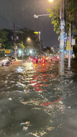 🌧️ TP.HCM lại mưa lớn hơn 1 tiếng… 📍 Đường Phan Văn Hớn nước ngập lênh láng, đi lại cực kỳ khó khăn. ⚠️ Mọi người di chuyển khu vực Phan Văn Hớn tối nay nhớ cẩn thận  #kiennhathat #mua #xuhuong #xuhuongtiktok 