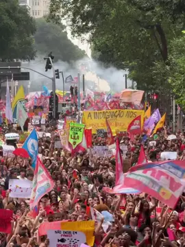 Estudantes tomam as ruas do Centro do Rio, da Candelária à Cinelândia, em apoio a Lula. ✊🏽🇧🇷 #Lula #ForaBolsonaro #SemAnistia #Democracia #Brasil 🎥 Francisco Proner