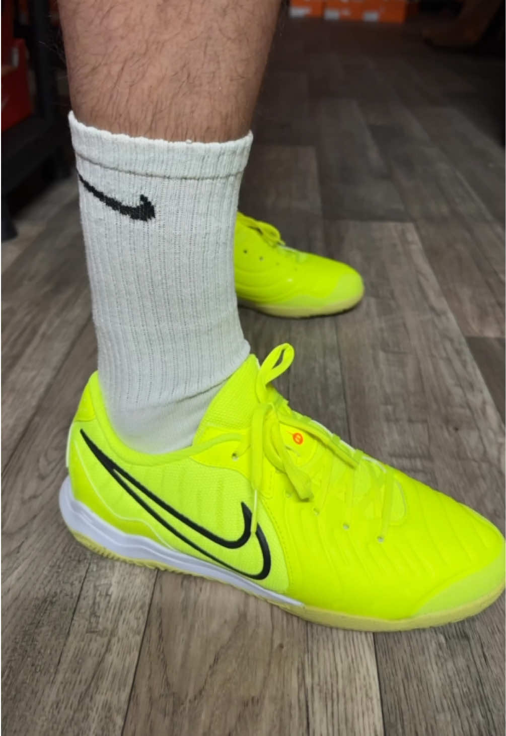⚡️ Nike Tiempo Legend 10 Academy IC « Max Voltage » 🖥️ | www.sneakersfutsal.com #nike #nikefutsal #tiempo #futbolsala #futsal