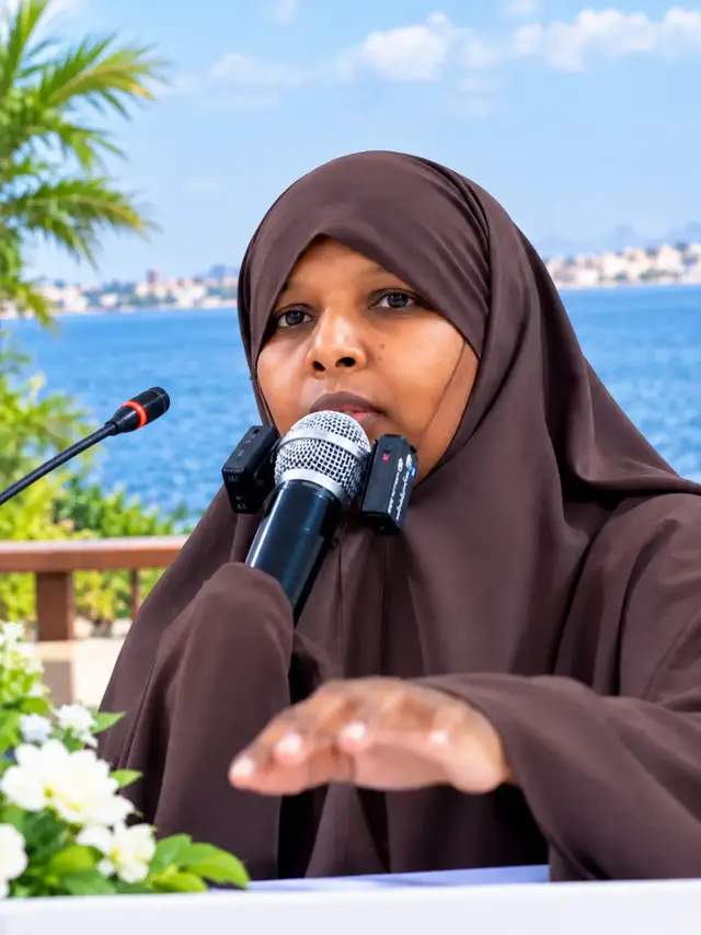 من الداخل. بدلاً من التركيز على ما ينقصك، ابدأ بتقدير ما تملكه الان. .تمرين بسيط دون كل يوم ثلاثة اشياء بسيطه جعلتك تبتسم (كوب قهوهة، رسالة من صديق ، او حتى لحظه هدوء). هذا يدرب عقلك على رصد الايجابيات وسط الضجيج. . توقف عن المقارنه:تذكر ان وسائل التواصل الاجتماعي تعرض ًافضل اللقطات ً فقط فلا تقارن كواليس حياتك المتعبه بعروض الاخرين المثالية . 2.ادارة العقل والمشاعر. افكارك هي التي تلون عالمك،، إذا كانت سوادية، سيصبح العالم باهتاً. عش الحظه؛ القلق هو عيش في المستقبل الذي لم يأت بعد ،والندم هو عيش في الماضي الذي انتهى .ركز على ًالانً. تقبل المشاعر؛الحيات ليست سعادة دائمة . من الطبيعي ان تحزن او تغضب: تقبل هاذا المشاعر واعطي نفسك حقها في التعبير ثم امض قدما. 3. الاستثمار في العلاقات: الانسان كائن اجتماعي بطبعه، جود دائرة داعمة هو سر الصمود النفسي. النوعيه لاالكمية:صديق واحد حقيقي يفهم صمتك خير من مئه صديق للمجاملات. .العطاء : مساعدة الاخيرين تفرز هرمونات السعادة (الاندورفين). اصنع يوماً جميلاً لشخص اخر،وستجد ان يومك اصبح أجمل، رسالة من صديق ، او حتى لحظه هدوء). هذا يدرب عقلك على رصد الايجابيات وسط الضجيج. . توقف عن المقارنه:تذكر ان وسائل التواصل الاجتماعي تعرض ًافضل اللقطات ً فقط فلا تقارن كواليس حياتك المتعبه بعروض الاخرين المثالية . 2.ادارة العقل والمشاعر. افكارك هي التي تلون عالمك،، إذا كانت سوادية، سيصبح العالم باهتاً. عش الحظه؛ القلق هو عيش في المستقبل الذي لم يأت بعد ،والندم هو عيش في الماضي الذي انتهى .ركز على ًالانً. تقبل المشاعر؛الحيات ليست سعادة دائمة . من الطبيعي ان تحزن او تغضب: تقبل هاذا المشاعر واعطي نفسك حقها في التعبير ثم امض قدما. 3. الاستثمار في العلاقات: الانسان كائن اجتماعي بطبعه، جود دائرة داعمة هو سر الصمود النفسي. النوعيه لاالكمية:صديق واحد حقيقي يفهم صمتك خير من مئه صديق للمجاملات. .العطاء : مساعدة الاخيرين تفرز هرمونات السعادة (الاندورفين). اصنع يوماً جميلاً لشخص اخر،وستجد ان يومك اصبح أجمل😕