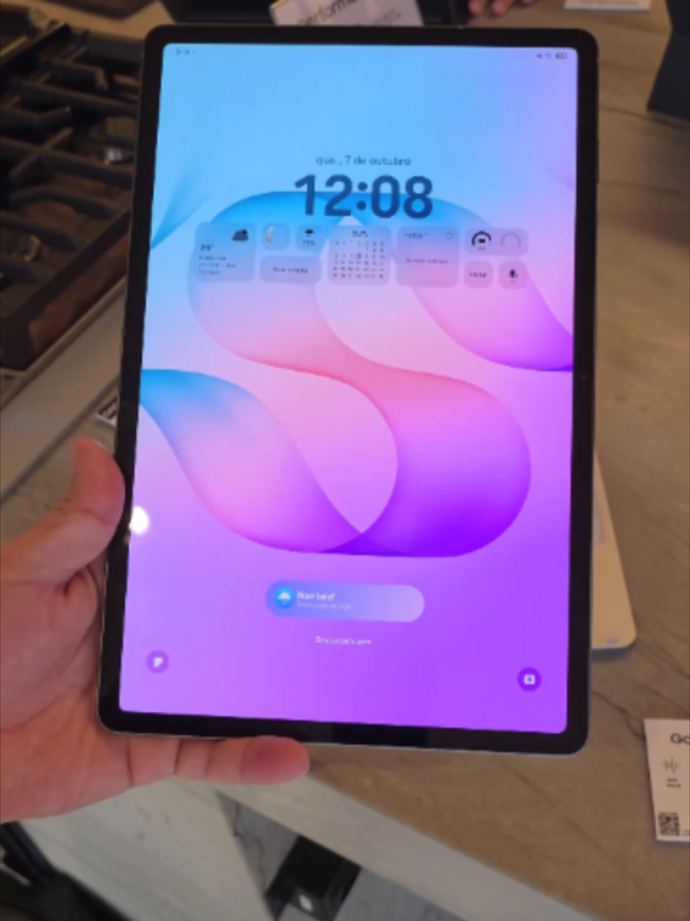 Bora conhecer o novo Galaxy Tab S12+, com capa teclado e S Pen inclusa na caixa, chip Dimensity 9500, 12GB de RAM, 256GB de Armazenamento, espessura de apenas 5,3mm, tela de 12,6 polegadas e bateria de 10600 mAh. Tudo muito bom, menos o preço, de 10.499 reais. Mas logo menos, baixa... . . . . #galaxytabs12plus #tabs12plus #samsung