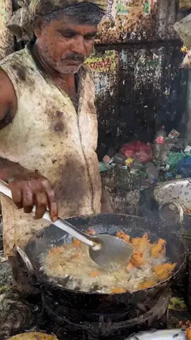 India’s Famous Samosa Seller! 🥟🔥 This samosa seller is famous for his amazing samosas! People are even coming all the way from the USA just to taste them. Would you travel that far for a samosa? 😋 #India #Samosa #IndianStreetFood #FoodLovers #viral 
