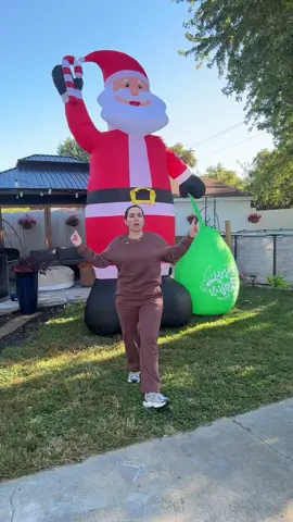 El Santa de 14ft ideal para decorar tu hogar en esta Navidad 