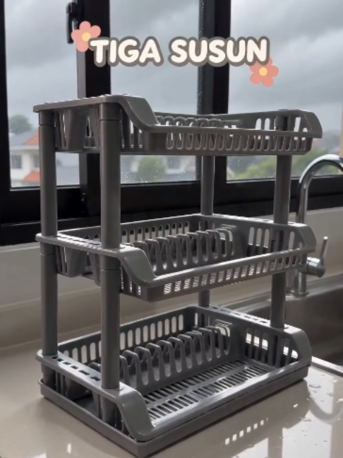 🍽️ Rak piring plastik 3 susun 😎 📏 Ukuran P 48.5 x L 35.8 x T 61.3 cm pas banget 🏠 🔥 Dapur langsung rapi anti berantakan lagi 🚀 #fyptiktok #rakpiring #dapurcantik #kitchenorganization #peralatanrumah 🍳