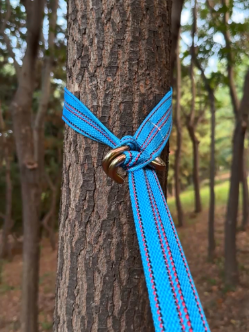 No Shackle? Self-Cinching Tree Anchor Hack! 🔵⚙️🌲 Missing a D-ring? Turn your blue ratchet strap's J-hook into a self-tightening tree choke. Friction holds it tight without slipping! Follow @SimplyKnotted! #SimplyKnotted #TreeAnchor #RatchetStrap #OffroadRecovery #RiggingHacks #BlueWebbing #OutdoorGear