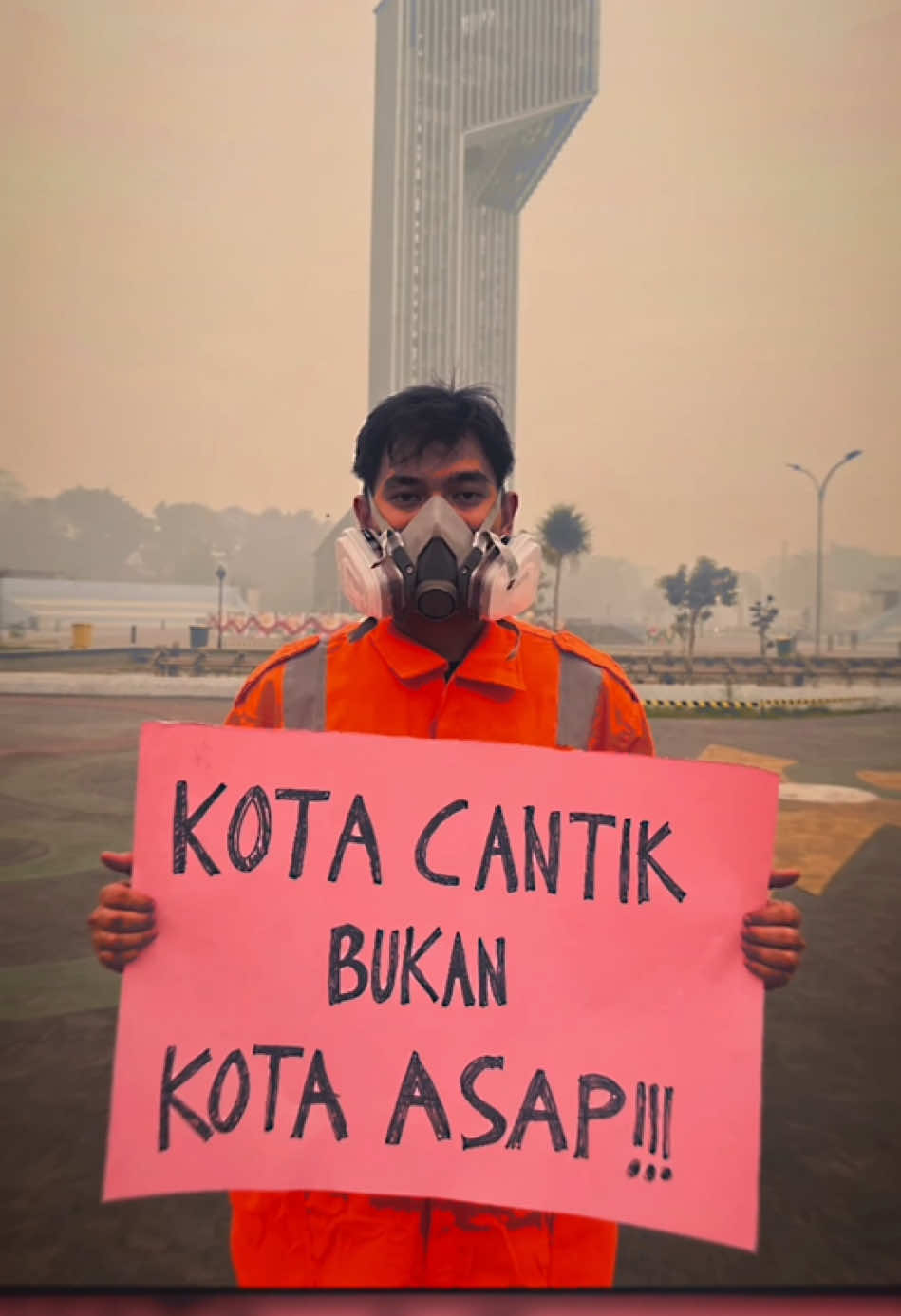 lekas membaik kalimantan❤️‍🩹  🔥 KARHUTLA KALSEL MENDEKATI KAMPUS! Kebakaran hutan dan lahan (karhutla) di Kalimantan Selatan kembali meluas hingga mendekati permukiman warga dan Kampus Uniska MAB, Barito Kuala. Api yang sebelumnya sempat dipadamkan kembali muncul akibat angin kencang dan kondisi lahan gambut yang kering. Bahkan, titik api dilaporkan hanya berjarak sekitar 50–80 meter dari gedung rektorat. Asap pekat membuat aktivitas perkuliahan dihentikan sementara dan mahasiswa dipulangkan lebih awal. Petugas, relawan, water cannon hingga helikopter water bombing terus dikerahkan untuk mencegah api merambat ke kampus dan permukiman. 📍 Hingga awal Oktober 2026, tercatat 71 kejadian kebakaran lahan. #karhutla #kalimantan #beritaviral 