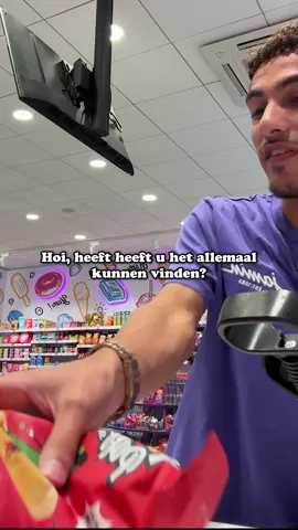 Onze caissière dacht dat de klant snoep kocht voor een onschuldig dansfeestje, maar het bleek toch een heel ander soort feest te zijn... 🙈 Wat is het meest ongemakkelijke gesprek dat jij ooit hebt meegemaakt aan de kassa? 😂 #snoep
