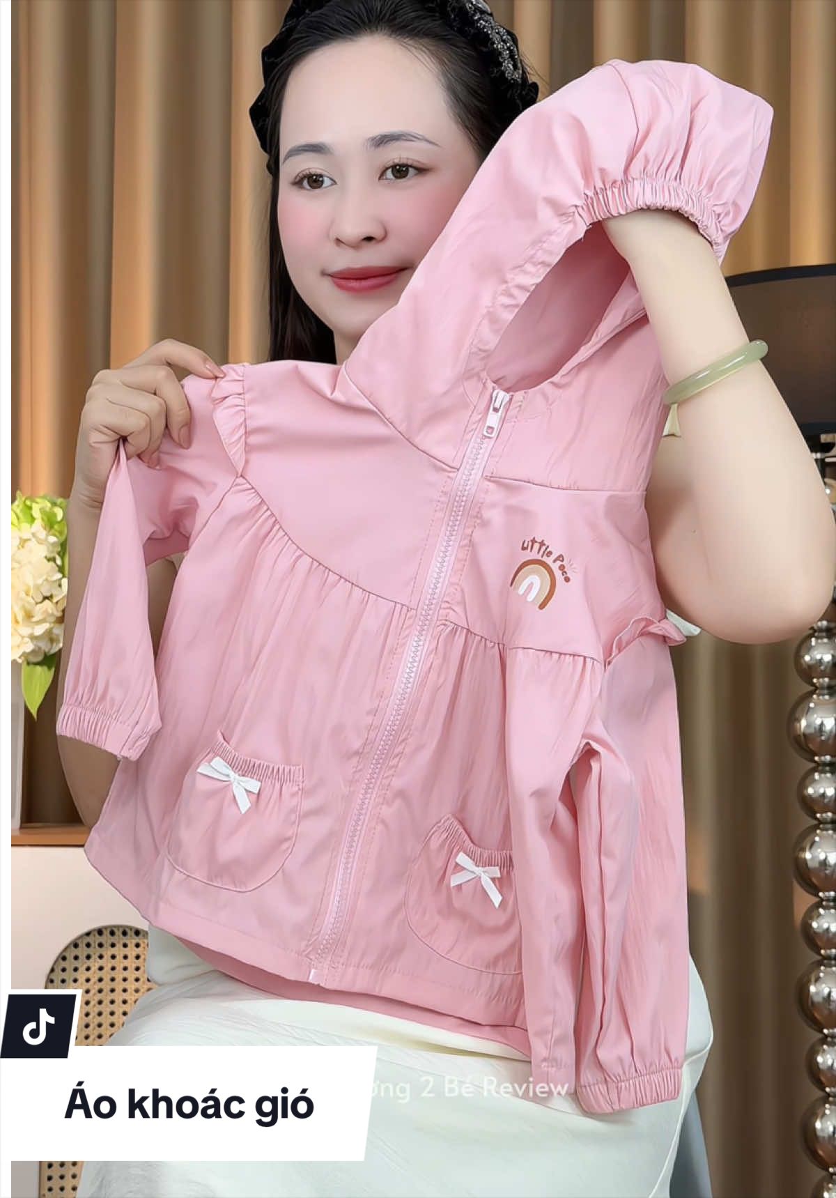 Áo khoác gió lụa cho con gái phối bèo xinh nha 🩷 #lanhuong2bereview #aogiobegai #aokhoacgiochobe #aokhoacgiobegai #aogiochobe