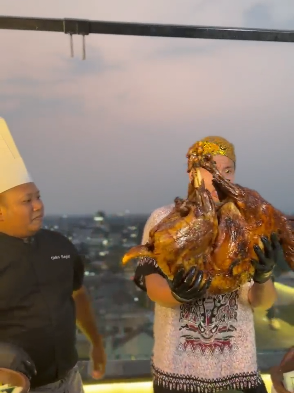🗣️ :“Chef, Kenapa Anak Training Harus Mulai dari Bawah?” 🧑‍🍳 Chef: Karena menjadi seorang Cook atau Chef bukan hanya tentang bisa memasak, tetapi tentang memahami seluruh proses kerja di kitchen. Anak training biasanya dimulai dari pekerjaan dasar seperti cleaning, preparation, cutting, mise en place, menjaga kebersihan, dan membantu senior. Bukan karena anak training dianggap rendah, tetapi karena dari pekerjaan dasar itulah Chef bisa melihat disiplin, tanggung jawab, ketelitian, kecepatan, dan attitude. Kalau kamu belum bisa menjaga kebersihan area kerja, bagaimana kamu bisa dipercaya menangani makanan? Kalau kamu belum bisa menyiapkan bahan dengan benar, bagaimana kamu bisa dipercaya saat service? Kalau kamu belum bisa mengikuti instruksi sederhana, bagaimana kamu bisa dipercaya memimpin orang lain? Jadi jangan malu memulai dari bawah. Setiap Chef yang hebat juga pernah menjadi orang yang belajar dari dasar. Yang membedakan adalah seberapa serius kamu belajar dari setiap pekerjaan yang diberikan. “Jangan mengejar posisi Chef terlebih dahulu. Kejar kemampuan, pengalaman, disiplin, dan kepercayaan. Posisi akan mengikuti.” 👨‍🍳 Untuk Tau dunia kitchen Lebih banyak lagi Follow dan tengok konten edukasi lainya 