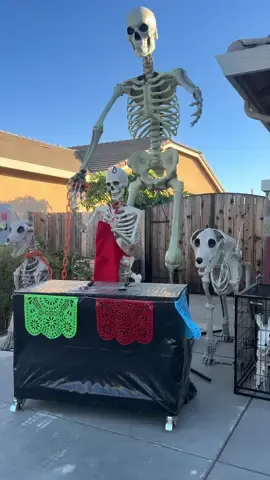 💀My Cousin’s Halloween Decor is the most creative I’ve seen this year🇲🇽🎃 ✨Peep the chancla 🩴🤣 #halloween #decor #halloweendecorations #hauntedhouse #mexican 