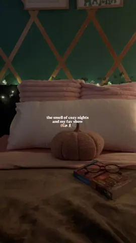 this days are the best 🥐🍂🧸🫶🏻 What’s your fav show? #girlyaesthetic #selfcarenight #cozyvibes #nightroutine #cleangirl 