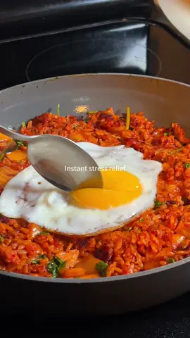 Cilantro kimchi fried rice will blow your stress away Full recipe in the comments 👇 #kimchifriedrice #cilantro #koreanfood #cozycooking #EasyRecipe 