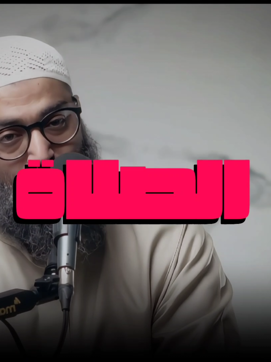 يعد برج الساعة في مكة المكرمة المعروف رسميا ببرج الفندق ضمن مجمع أبراج البيت واحدًا من أبرز المعالم المعمارية في العالم الحديث، ليس فقط لضخامته بل لكونه يخدم ملايين الحجاج والزوار سنويًا. إليك التفاصيل الكاملة والشاملة حول هذا الصرح: 1. الموقع والأهمية يقع البرج ضمن مجمع أبراج البيت الوقفية، وهو يطل مباشرة على المسجد الحرام من الجهة الجنوبية أمام باب الملك عبد العزيز). تم بناؤه ليكون وقفًا يخدم الحرم المكي الشريف وتعود ملكيته لوزارة الشؤون الإسلامية والدعوة والإرشاد بالسعودية. 2 الأرقام القياسية والتصميم . الارتفاع: يصل ارتفاع البرج إلى 601 مترًا، مما يجعله من بين أطول المباني في العالم. . عدد الطوابق : يتكون من 76 طابقًا فوق الأرض. . السعة يمكن للمجمع السكني بالكامل استيعاب حوالي .65,000 شخص 3 ساعة مكة (أكبر ساعة في العالم) تعتبر الساعة هي الميزة الأكثر شهرة في البرج، وتتميز بالمواصفات التالية: . الأبعاد: قطر واجهة الساعة الواحدة يبلغ 43 مترًا( أكبر بنحو 6 مرات من ساعة بيغ بن في لندن) . الواجهات للساعة 4 واجهات، بحيث يمكن رؤيتها من كافة جهات مكة المكرمة. . الإضاءة: تضاء الساعة بـ 2 مليون مصباح LED، مع نظام إضاءة خاص بأوقات الأذان ومضات بيضاء وخضراء) يمكن رؤيتها من مسافة تصل إلى 30 كيلومترًا. . النقوش كتب فوق الساعة كلمة 