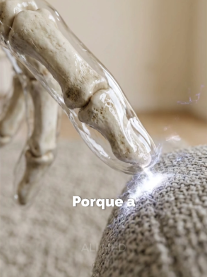 ¿Por qué una persona te PASA ELECTRICIDAD al tocarla? ⚡ Soy Ali, estudiante de Medicina. Sígueme y aprende algo nuevo cada día 🧠 #cuerpohumano #electricidad #electrones #electron #parati