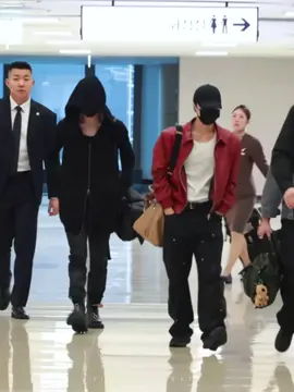 The way ENHYPEN just keep walking and don't stop for press photos if the whole team isn't there 🥹🤍 #ENHYPEN #JAY #NI_KI 