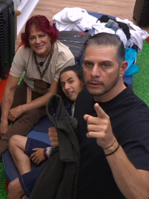 ¡No se oyó 👂 #RafaMercadante! 😂 Lo que mi Granjero quiso decir es que apoyen a #Pimpinela 👊 #LaGranjaVIP, lunes a viernes a las 8:30 p.m. y domingos a las 8:00 p.m. por #AztecaUno. ⁣⁣ ⁣⁣ #LaGranjaVIPMX, sigue todo el reality 24/7 por Disney+  #LaGranjaVPMX #GranjaVIP