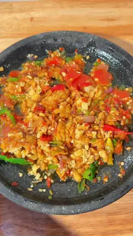 ✨Resep tempe penyet sederhana✨ Bahan bahan  5 cabe rawit merah 8 cabe rawit hijau 1/2 buah tomat ( potong ) 4 bawang merah ( iris / goreng ) 2 bawang putih ( iris / goreng ) Garam  Penyedap  Minyak secukupnya ( untuk menggoreng bawang ) #masakanrumahan #tempepenyet #masakansederhana #tempe #sambal 