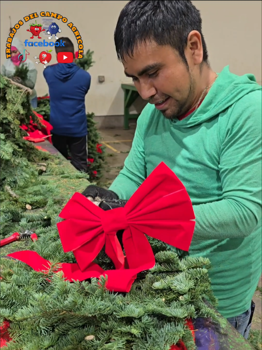 las coronas navideñas que hacen nuestros compañeros 