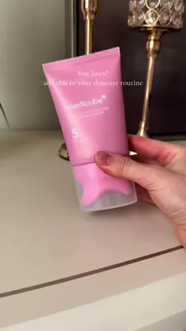 gua sha girlies, this one’s for you!! 💗✨ the medicube wrinkle gua sha is such a fun addition to your korean skincare and anti-aging routine! perfect for facial massage, self-care nights and temporarily reducing the look of puffiness 🫧 #medicube #guasha #wrinklecare #koreanskincare #facialmassage 