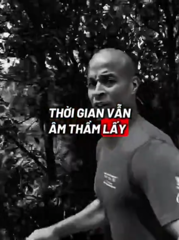 David Goggins, thì mức kỷ luật của ông ấy thuộc dạng cực kỳ cao, nhưng điều đáng chú ý không chỉ là tập nặng mà là khả năng duy trì hành động ngay cả khi không có động lực. 🧠 Kỷ luật > động lực: Goggins thường nhấn mạnh rằng động lực sẽ thay đổi, còn kỷ luật là làm việc cần làm dù không muốn. 🏃 Khối lượng tập luyện cực lớn: Trong một cuộc phỏng vấn, ông từng nói mình chạy, tập gym và giãn cơ khoảng 2–3 giờ mỗi ngày, và từng có giai đoạn chỉ nghỉ 2 ngày trong 6 năm. � David Goggins 🎖️ Thành tích rất đặc biệt: Ông là cựu Navy SEAL và đã hoàn thành cả SEAL training, Army Ranger School và Air Force Tactical Air Controller training. � David Goggins 🏆 Ông đã hoàn thành hơn 70 cuộc đua sức bền, nhiều lần vào top 5, và từng lập kỷ lục Guinness với 4.030 pull-up trong 17 giờ. � David Goggins 🔥 Quan trọng nhất: ông xây dựng triết lý “làm điều khó một cách có chủ đích” để rèn tâm lý, chứ không đơn giản là ép cơ thể chịu đau. Nhưng có một điểm rất quan trọng với bạn: đừng lấy lịch tập cực đoan của Goggins làm tiêu chuẩn để bắt chước. Ông ấy là vận động viên sức bền chuyên nghiệp và cựu quân nhân; những gì phù hợp với ông ấy không nhất thiết phù hợp với một người đang tuổi phát triển. Chính trang của Goggins cũng nói nội dung fitness của họ chỉ mang tính thông tin/động lực và không thay thế tư vấn chuyên môn. � David Goggins Thứ đáng học từ Goggins không phải “tập đến kiệt sức”, mà là: Đã đặt mục tiêu thì giữ lời với chính mình, kể cả những ngày không có hứng. Nếu áp dụng đúng tinh thần đó ở tuổi của bạn, học bài, tập thể thao, ngủ đủ và duy trì đều đặn đã là một dạng “Goggins discipline” rất tốt rồi. #davidgoggins #discipline #hardworking #effort #cap 