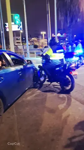 QUE FUE CON EL SERENO ?? Por que cierra las calles y atropella a la gente en motos y carros  MENOS MAL YA SE VA ESTE ALCALDE DE PORQUERI4 #MIRAFLORES