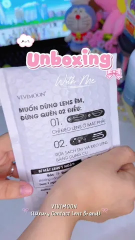 Unboxing em lens 1 ngày Milk Tea Brown siêu mê của VIVIMOON nè mọi người ơi! 💖 Màu nâu trà sữa lên mắt trong veo, cân trọn từ make up tone Nude đến tone Hồng luôn nha. Đeo êm ru mà còn có chính sách 