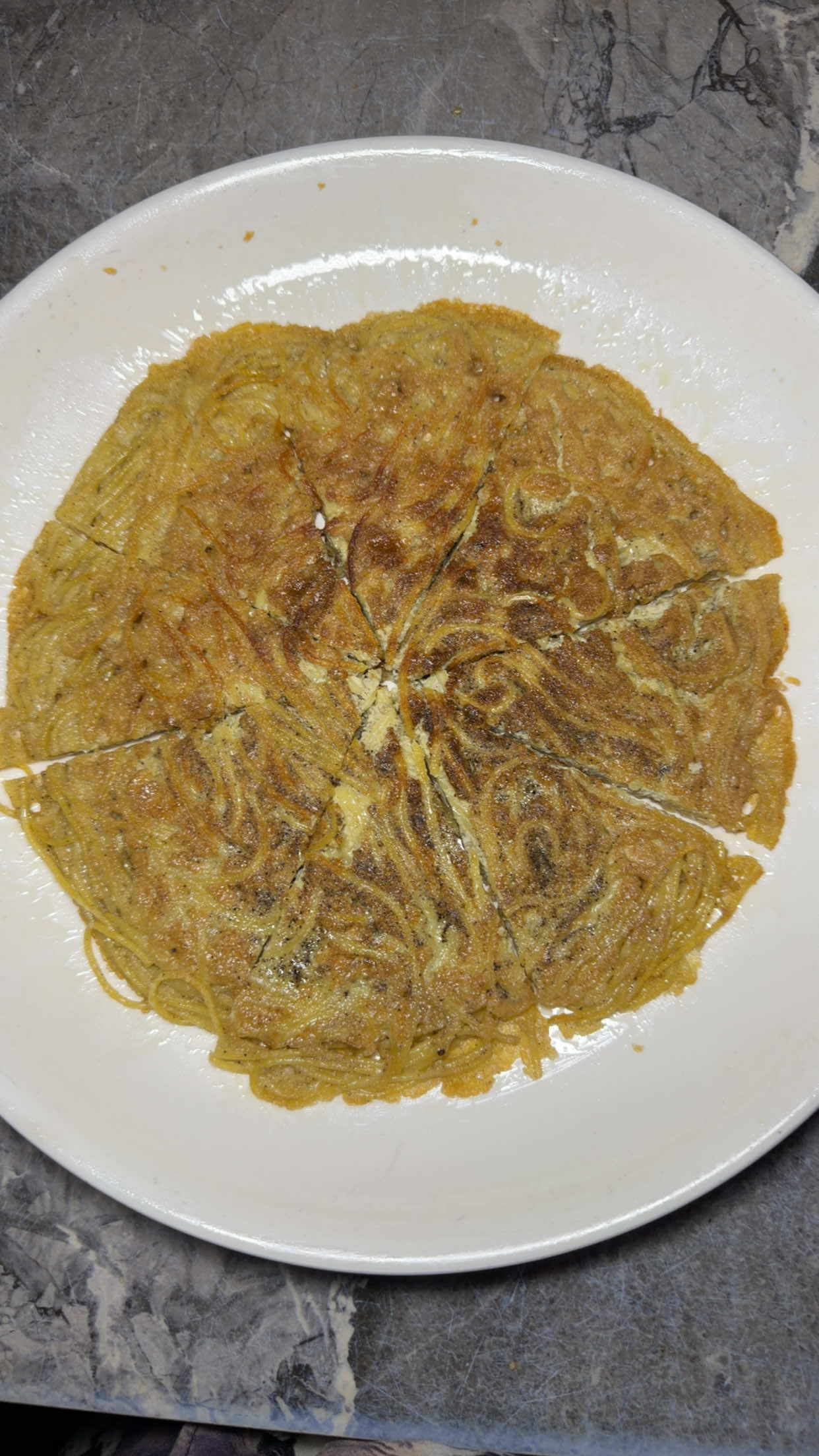 Omelette au spaghettis #recetasfaciles #recetterapide #tiktokfood #recettesimple #spaghettis 