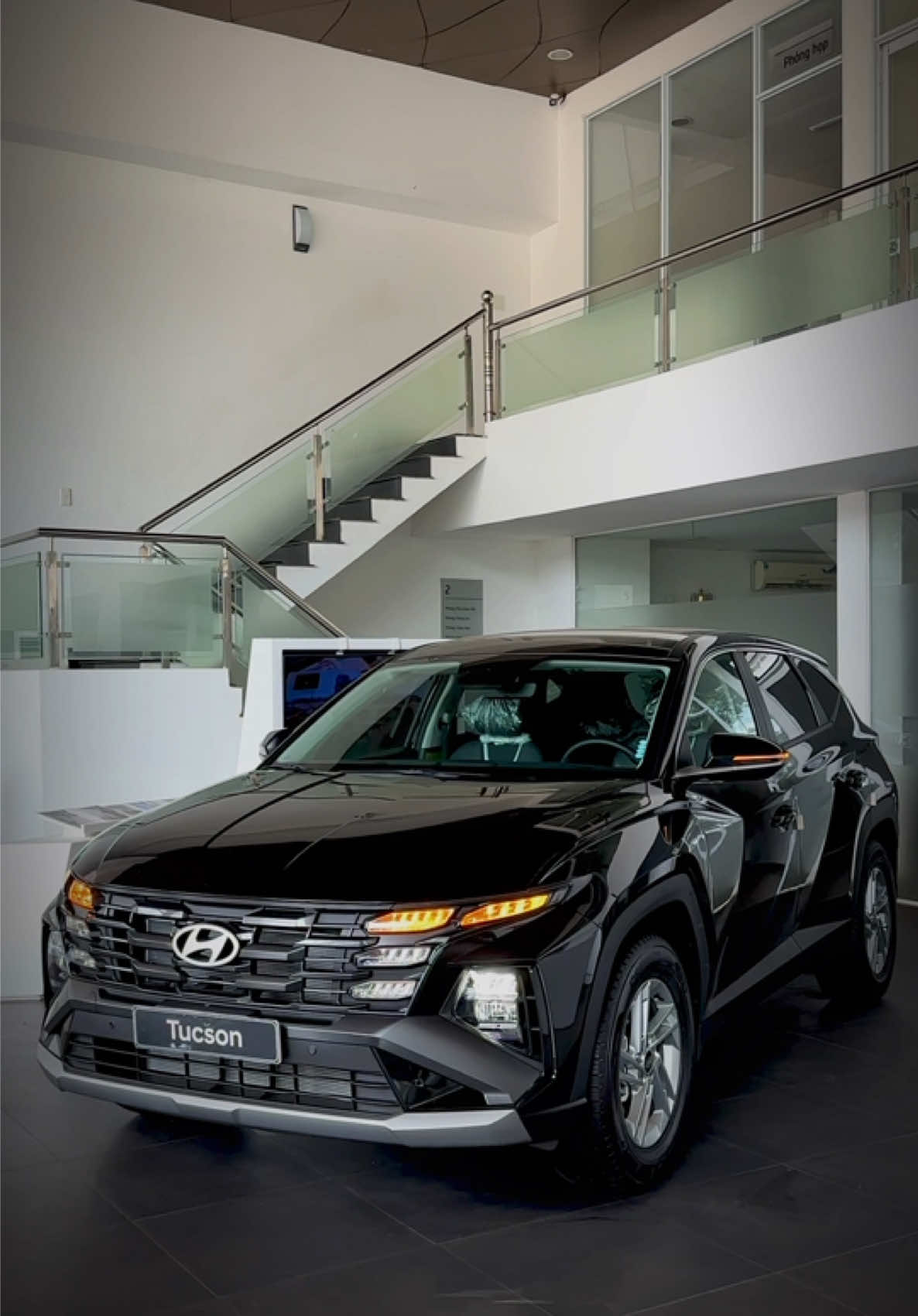 Hyundai Tucson Tiêu Chuẩn Đen. Niêm yết 759. Cơ hội vàng để sở hữu một chiếc SUV hạng C rộng rãi và nhiều tiện nghi trong thời điểm hiện tại. Sẵn xe giao ngay tại Hyundai Gia Lai #tucson #territory #suv #hyundai #hyundaigialai 