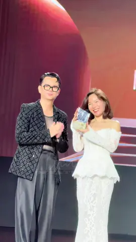 🛑 NTK Phương linh nhận cúp từ đạo diễn Long Kan tại sự kiện VietNam Next Gen Fashion Era 2 #CallaBridal  #Lheritage2027  #NtkPhuongLinh  #callabridalshow #ChumChumHopTacCungVNGFEra2