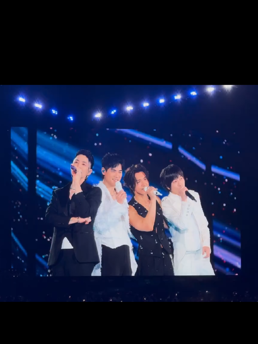 Thank you, VanNess for always being there🥹 You're the best bro ever💜 Seriously love this moments like this, helping each other🫶🏻 #f4 #vannesswu #jerryyan #vicchou #ashin 