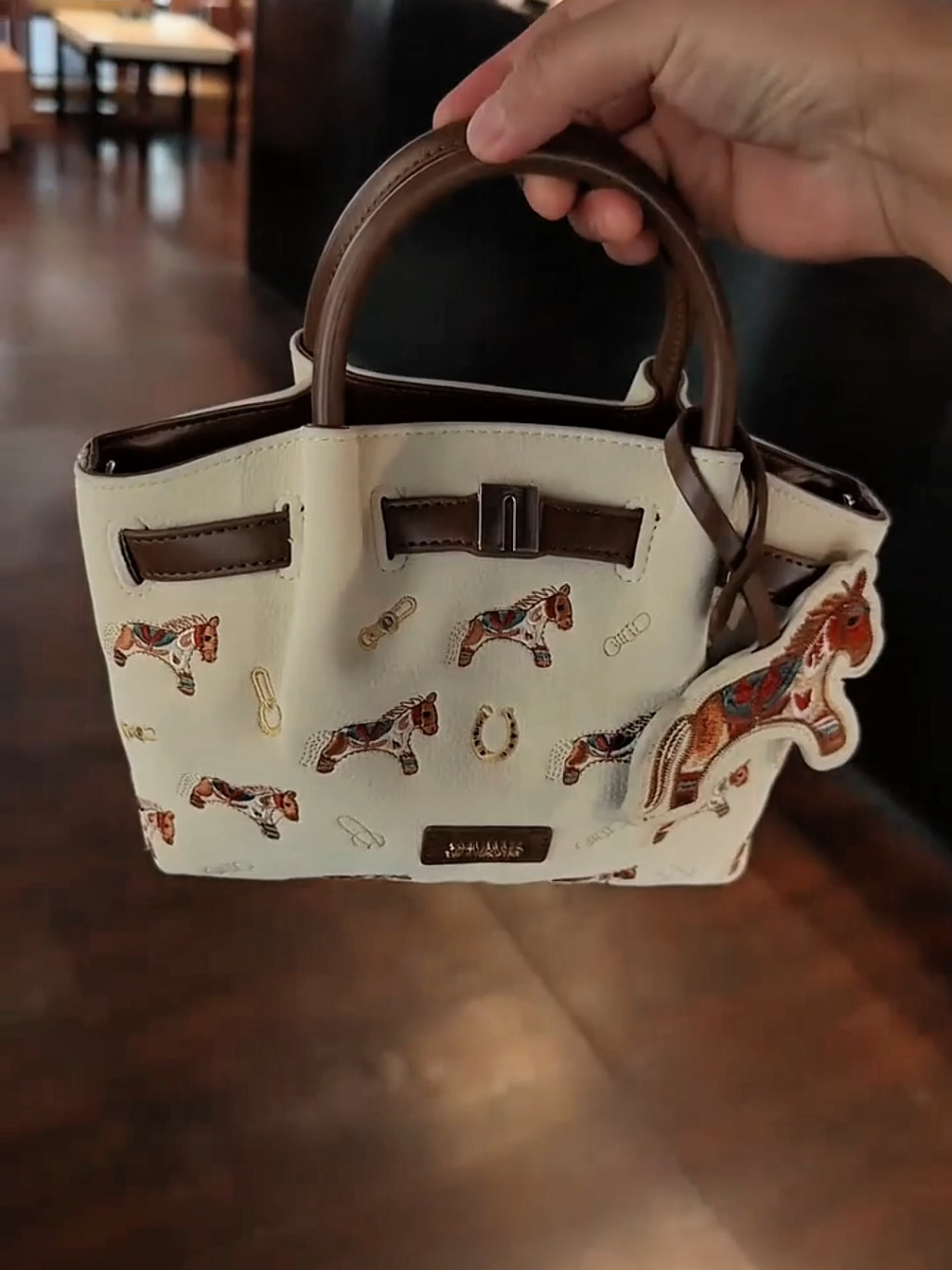 Elegance in every detail. Tas cantik untuk melengkapi your classy look #tasterbaru #tasslempangwanita #tastrendy 