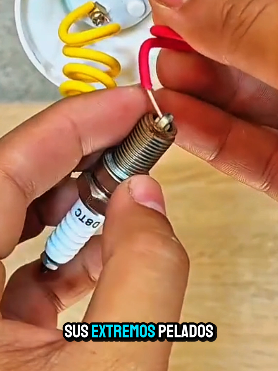 Truco de lámpara casera con bombillo LED, frasco de plástico y bujías #fyp #videoviral