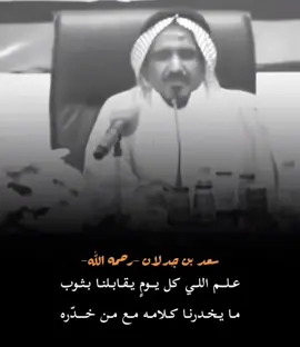 يعد برج المملكة واحدًا من أبرز المعالم المعمارية في الرياض، ورمزا حديثًا يعكس تطور المملكة العربية السعودية ونهضتها العمرانية. منذ افتتاحه، أصبح البرج وجهة رئيسية للسكان والزوار، ليس فقط لارتفاعه المميز، بل أيضًا لما يقدمه من مرافق متنوعة وتجربة فريدة. تم افتتاح برج المملكة عام 2002، وهو مشروع تابع لشركة شركة المملكة القابضة التي يملكها الأمير الوليد بن طلال. يبلغ ارتفاع البرج حوالي 302 متر، ويتكون من 99 طابقًا، ما جعله لفترة طويلة أحد أطول المباني في الشرق الأوسط، تضميمه الفريد الذي يُشتبه فتحة القوسة فلي عط أعلاه يميزه عن بقية ناطحات السلحاب، وقد، صمم ليكون تحفة معمارية تجمع بين الحداثة والهوية المحلية. يضم البرج مجموعة واسعة من المرافق، منها مكاتب إدارية، وشقق سكنية فاخرة، بالإضافة إلى فندق فورسيزونز الرياض الذي يعد من أفخم الفنادق في المدينة. كما يحتوي على مركز تسوق ضخم يعرف باسم مملكة مول، ويضم العديد من العلامات التجارية العالمية والمطاعم الراقية. من أبرز معالم البرج 