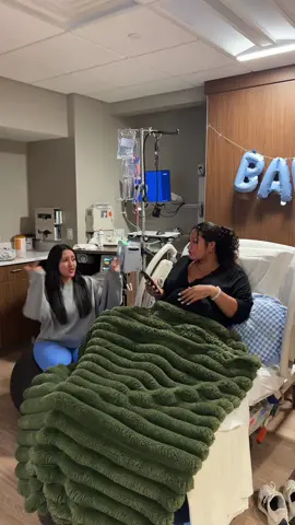 When your sister is in labor 😂👶🏽🫶🏼🍼 #sisters #laboranddelivery #motherhood 