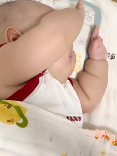 Nhả vía em ngủ ngon 😚😏 #suachobeyeu #suachobe #shorts #embe #baby #embedethuong #embedangyeu  Sữa cho bé yêu