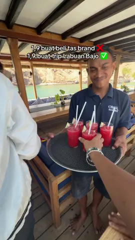 Nikmat mana lagi yang kau dustakan. Rp 1,9 juta sudah bisa sailing trip pakai kapal type wooden luxury ke 4 Destinasi utama yang ada di Labuan Bajo. Destinasi nya yaitu Pulau Padar, Pink Beach, Komodo, dan Sunset di Pulau Kalong. Ditambah fasilitas sudah include antar jemput hotel, breakfast, lunch, afternoon snack, snorkeling equipment, soft drink, free mineral water, dan buah - buahan segar. Yang mau detail paket bisa hubungi admin kami, link di bio ya kak ☺️