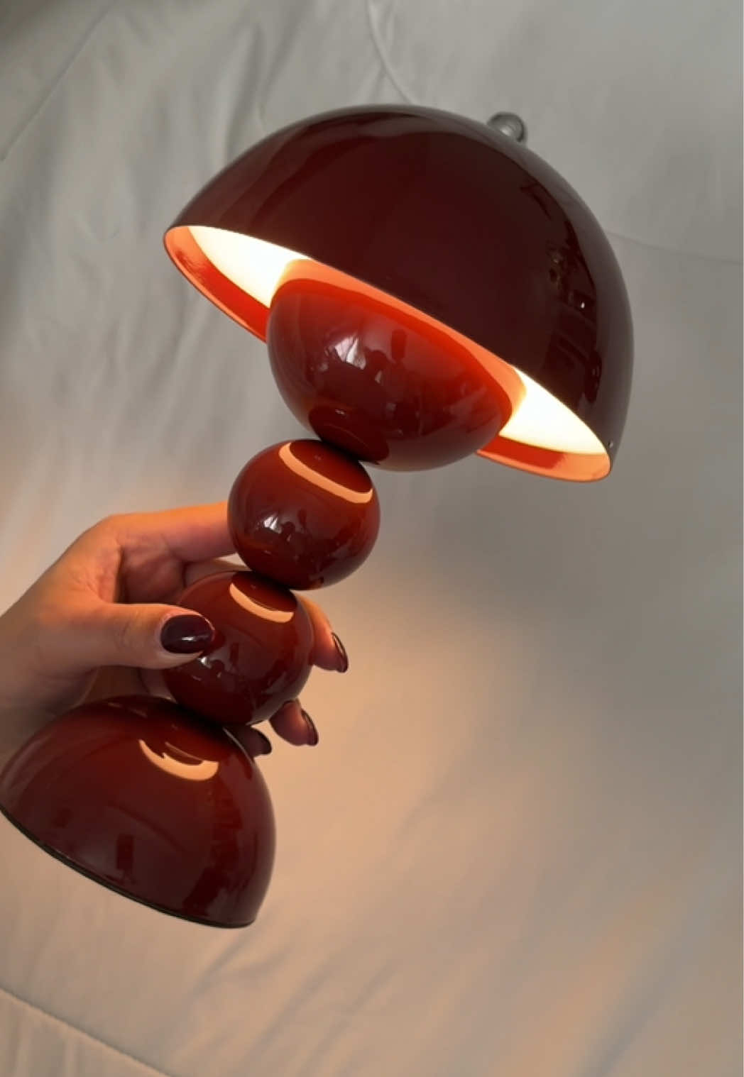 The quality of this light is better than expected! It’s such a vibe! #mushroomlight #rechargablelamp #midcenturymodern #vintagelamp #coolgirl 