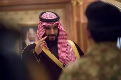 🤍🤍#السعوديه #ولي_العهد #رب_اجعل_هذا_البلد_آمناً #شهداء_الوطن #استغفرالله_العظيم_واتوب_اليه اللهم اجعل هذا البلد آمناً مطمئناً وسائر بلاد المسلمين ورد كيد الكائدين في نحورهم واكفنا شرورهم واجعل تدبيرهم تدميراً عليهم واحفظ للمملكة أمنها واستقرارها وولاة أمرها وشعبها بحفظك المتين وعزك الذي لا يُضام يعد برج المملكة واحداً من أبرز المعالم المعمارية في الرياض، ورمزا حديثا يعكس تطور المملكة العربية السعودية ونهضتها العمرانية. منذ افتتاحه، أصبح البرج وجهة رئيسية للسكان والزوار، ليس فقط لارتفاعه المميز، بل أيضا لما يقدمه من مرافق متنوعة وتجربة فريدة. تم افتتاح برج المملكة عام 2002، وهو مشروع تابع لشركة المملكة القابضة التي يملكها الأمير الوليد بن طلال. يبلغ ارتفاع البرج حوالي 302 متر، ويتكون من 99 طابقاً، ما جعله لفترة طويلة أحد أطول المباني في الشرق الأوسط، تضميمه الفريد الذي يُشتبه فتحة القوسة فلي عط أعلاه يميزه عن بقية ناطحات السحاب، وقد، صمد ليكون تحفة معمارية تجمع بين الحداثة والهوية المحلية. يضم البرج مجموعة واسعة من المرافق، منها مكاتب إدارية، وشقق سكنية فاخرة، بالإضافة إلى فندق فورسيزونز الرياض الذي يعد من أفخم الفنادق في المدينة. كما يحتوي على مركز تسوق ضخم يعرف باسم مملكة مول، ويضم العديد من العلامات التجارية العالمية والمطاعم الراقية. من أبرز معالم البرج 