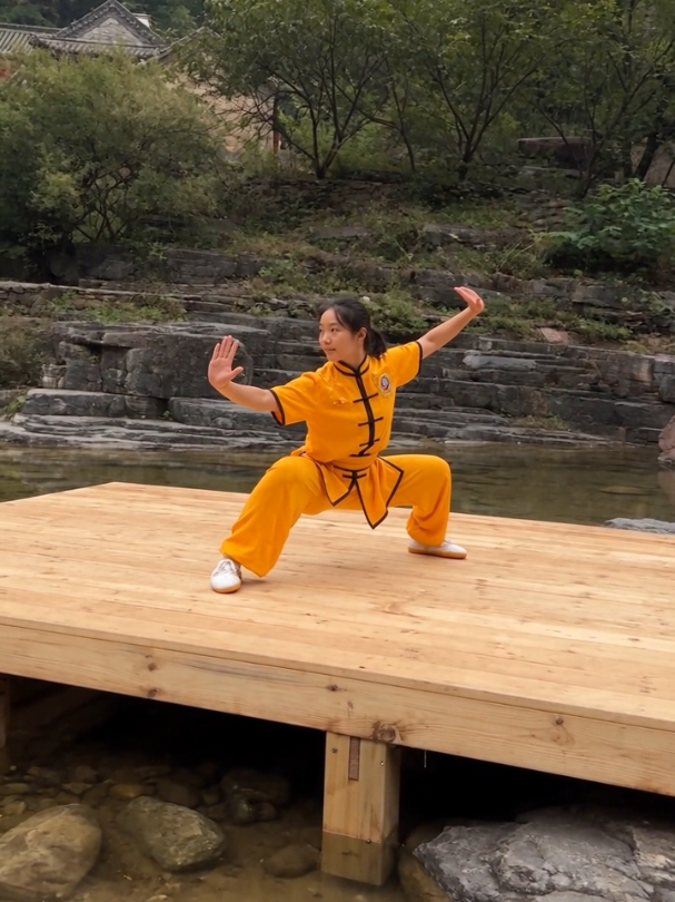 Traditional plum-blossom pole training is designed to challenge balance, foot placement and body control on small elevated surfaces. 🥋🔥 Adding aerial rotations makes the margin for error dramatically smaller because the athlete has to judge not only distance, but also the direction of the next landing. When the route starts changing left and right, every takeoff angle matters. #Wushu #KungFu #MartialArts #MeihuaZhuang #zenfu 