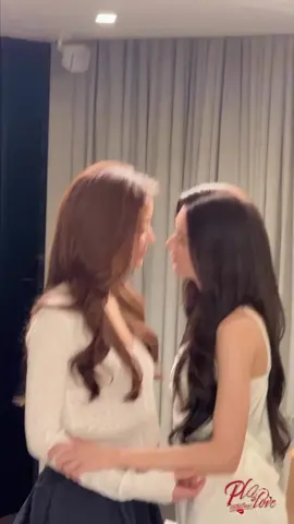 Lena queriendo besar siempre a Miu, no importa cuando leas esto. Lena celosa y Lena hambrienta todo en la misma frase jajaja 🤣  LENAMIU PLS LOVE EP5 #PlsLoveรักได้ไหมEP5 #lenamiu Detrás de cámara pls Love 🤍