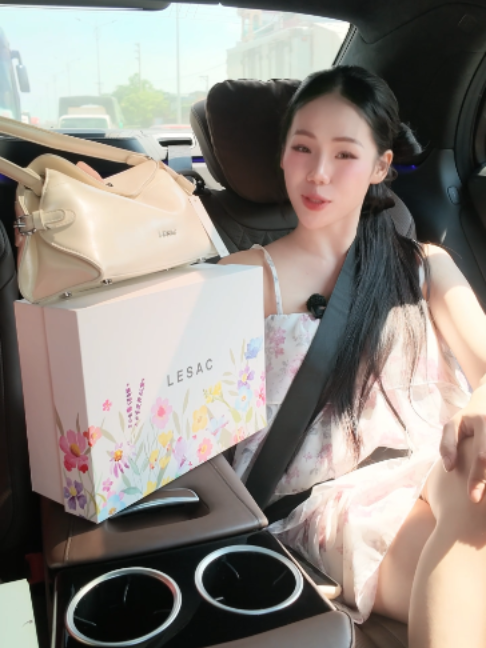 Hộp quà này chị em nào cũng mê thui #tiktokshop #huonglyshop #lesac #tuixachnu #hopqualesac