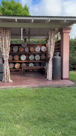 🥃❤️ Volviendo a casa: Destilería Demian Hay destilerías que uno visita y otras que forman parte del camino desde hace muchos años. ❤️🥃 Demian es una de esas destilerías amigas que me acompañan desde hace tiempo, y siempre es un placer volver, compartir un buen momento y probar cómo van evolucionando sus whiskys. Porque detrás de cada botella hay tiempo, aprendizaje, experimentación y mucha pasión. Y poder probar esa evolución de primera mano es una de las cosas más lindas de este mundo. 🇦🇷 Nuestro whisky argentino sigue creciendo, y qué lindo es poder acompañar ese camino junto a amigos que apuestan por hacerlo cada vez mejor. ¡Gracias, Demian, por recibirme una vez más! 🥃 El whisky se disfruta como a uno le gusta, y las buenas amistades se celebran copa en mano. #WhiskyParaPrincipiantes #DestileríaDemian #WhiskyArgentino #WhiskyLovers #WhiskyTasting