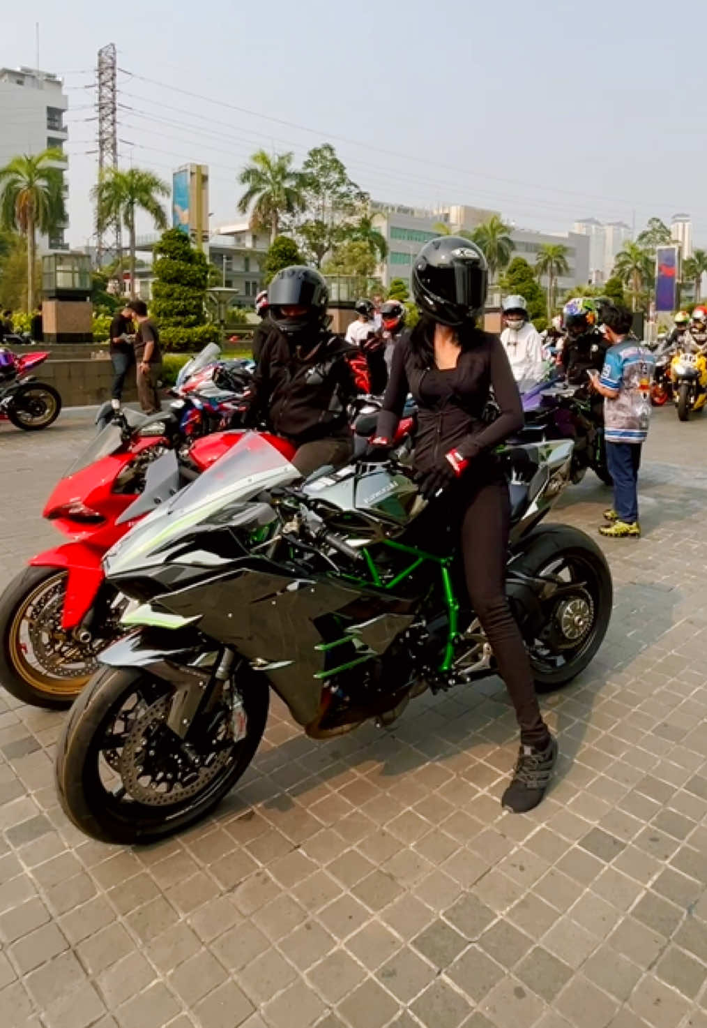 Sunday Morning Ride, Kawasaki H2 & Ducati Corse  #ducati #kawasakih2 #sunmori #ladybiker #sexy 