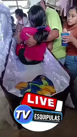 #GUATEMALA.Señorita resucita estando ya en su caja, vecinos y familiares quedan sorprendidos luego de que un familiar se había percatado de que la supuesta difunta reaccionara dentro del ataúd, por lo que inmediatamente rompen  los vidrios de la ventanilla y posteriormente habren la caja para abrazar entre lágrimas y sonrisas a la joven.   Hoy este hecho es tendencia en diferentes medios de comunicación y se está dando a conocer como un verdadero milagro.  El caso ocurrió en la aldea el Jocote, del municipio de Sacapulas en el departamento de Quiche dentro del territorio guatemalteco. Habría estado muerta durante 10 Hrs y después resucitó