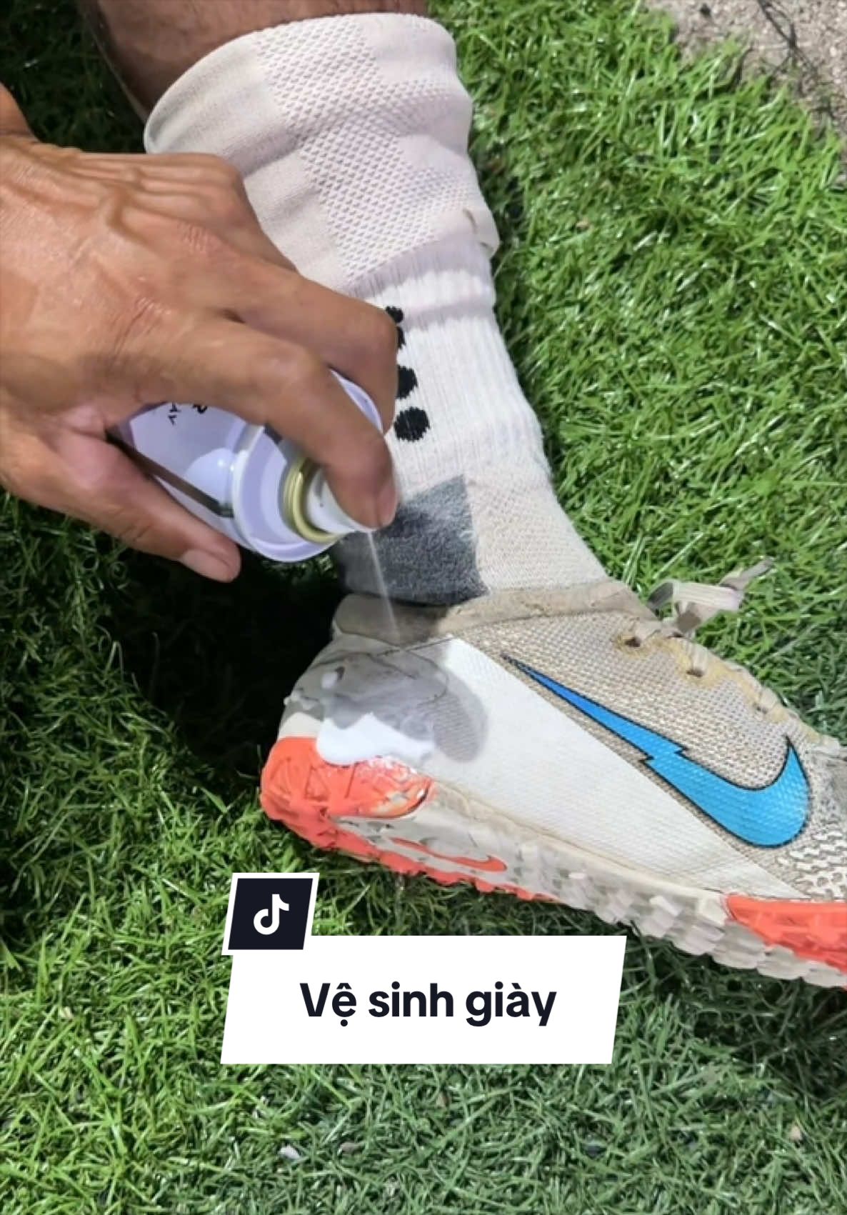 Ae đừng giặt giày với nước nữa nhé#xitbotvesinhgiaygeto #vesinhgiaysneaker #xitbotvesinhgiay #bongda #thethaomoingay 