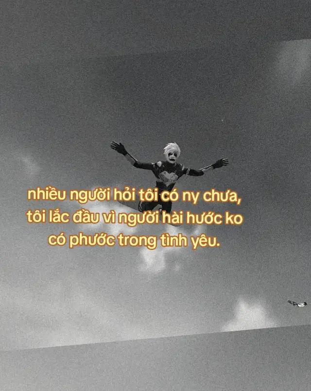 ước xhuong một lần  Dưới đây là cách chơi FF chuyên nghiệp Cài đặt độ nhạy (Sensitivity): Đây là bước cực kỳ quan trọng. Trong năm 2026, giới hạn độ nhạy có thể lên tới 200. Bạn nên bắt đầu với mức General (Nhìn xung quanh) khoảng 130-160 để xoay người nhanh nhưng vẫn giữ được tâm bắn ổn định. Tùy chỉnh nút (HUD): Hãy sắp xếp các nút bấm (bắn, nhảy, ngồi, đặt Bom Keo) sao cho thuận tay nhất. Nếu bạn quen chơi các game FPS khác, hãy đặt vị trí tương tự để không bị nhầm. 2. Giai đoạn nhảy dù và Loot đồ Chọn điểm rơi: Nếu mới chơi, đừng nhảy vào các khu trung tâm (như Công Trời hay Đảo Thiên Đường) vì rất dễ 