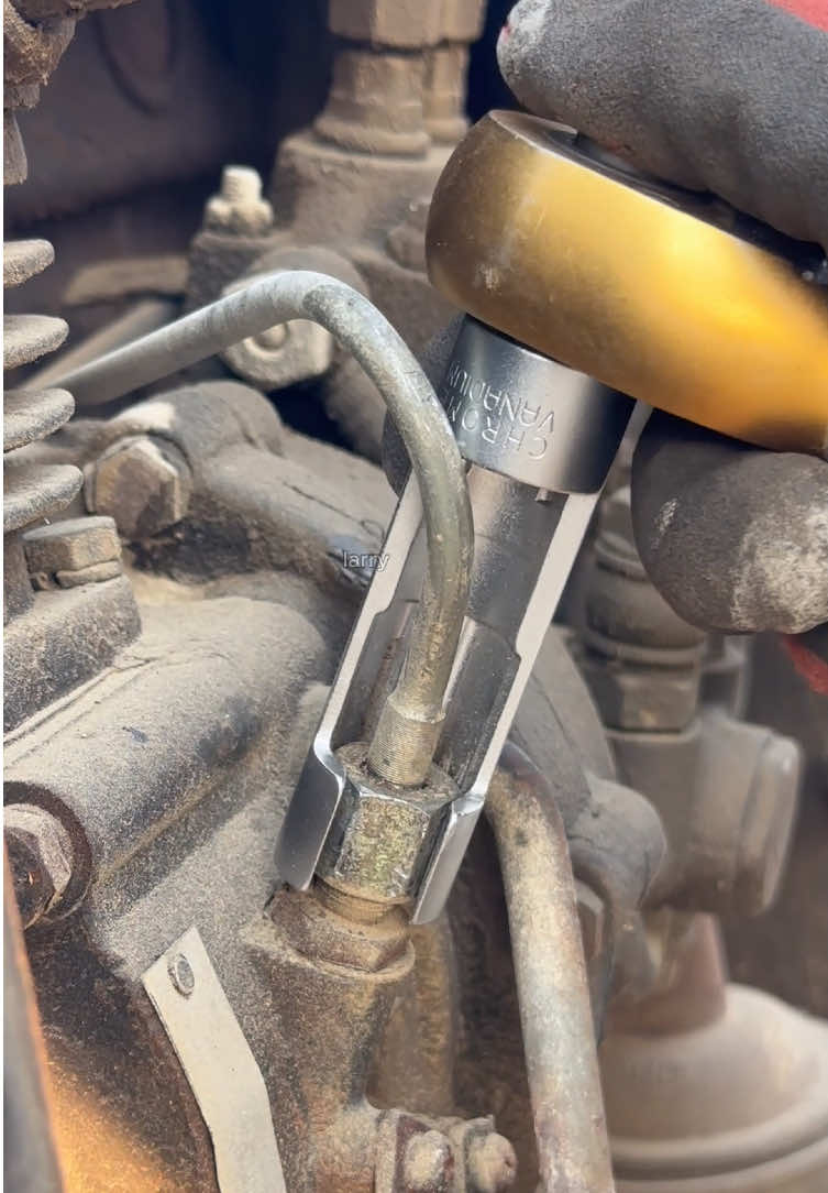 Finalmente, podemos prescindir del oleoducto y utilizar el manguito. #fuellinesocket #fuelrepair #autorepair #toolupgrade #SummerVibes
