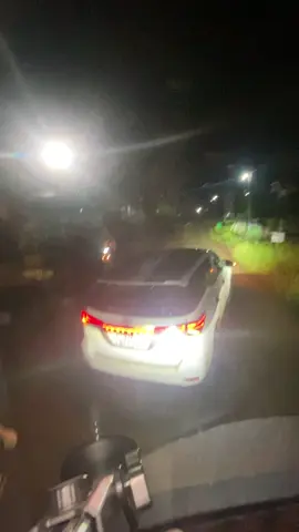 Sinh viên chạy xe xin vượt ngay đoạn mình lấy trớn lên, có xe máy đi ngược chiều nên nó k qua được, xog r thêm 2 chiếc xe máy đi qua nữa, tới đoạn lên dốc, xe mình xe nặng đường lại hẹp ae biết cái đoạn đường DT760 đường này nó hẹp dễ rớt lề, nên mình bò lên xog tới đoạn đường vắng và bự nhường cho nó cái nó tạt đầu cái ào, nó bảo chở người đi cấp cứu, đúng là sjnh viên #xuhuongtiktok 