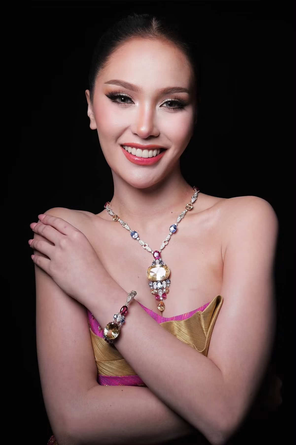 A show crafted by TPN GLOBAL.  THAI elegance. GLOBAL brilliance. ✨ Our TOP 5 shine in exquisite Thai ensembles by Petch Boutique, paired with magnificent diamond jewellery from MOUAWAD. A celebration of Thai craftsmanship and timeless glamour at Miss Global 2026. Mouawad PetchBoutique -ห้องเสื้อเพชร #MissGlobal2026 #MissGlobal #TPNGlobal